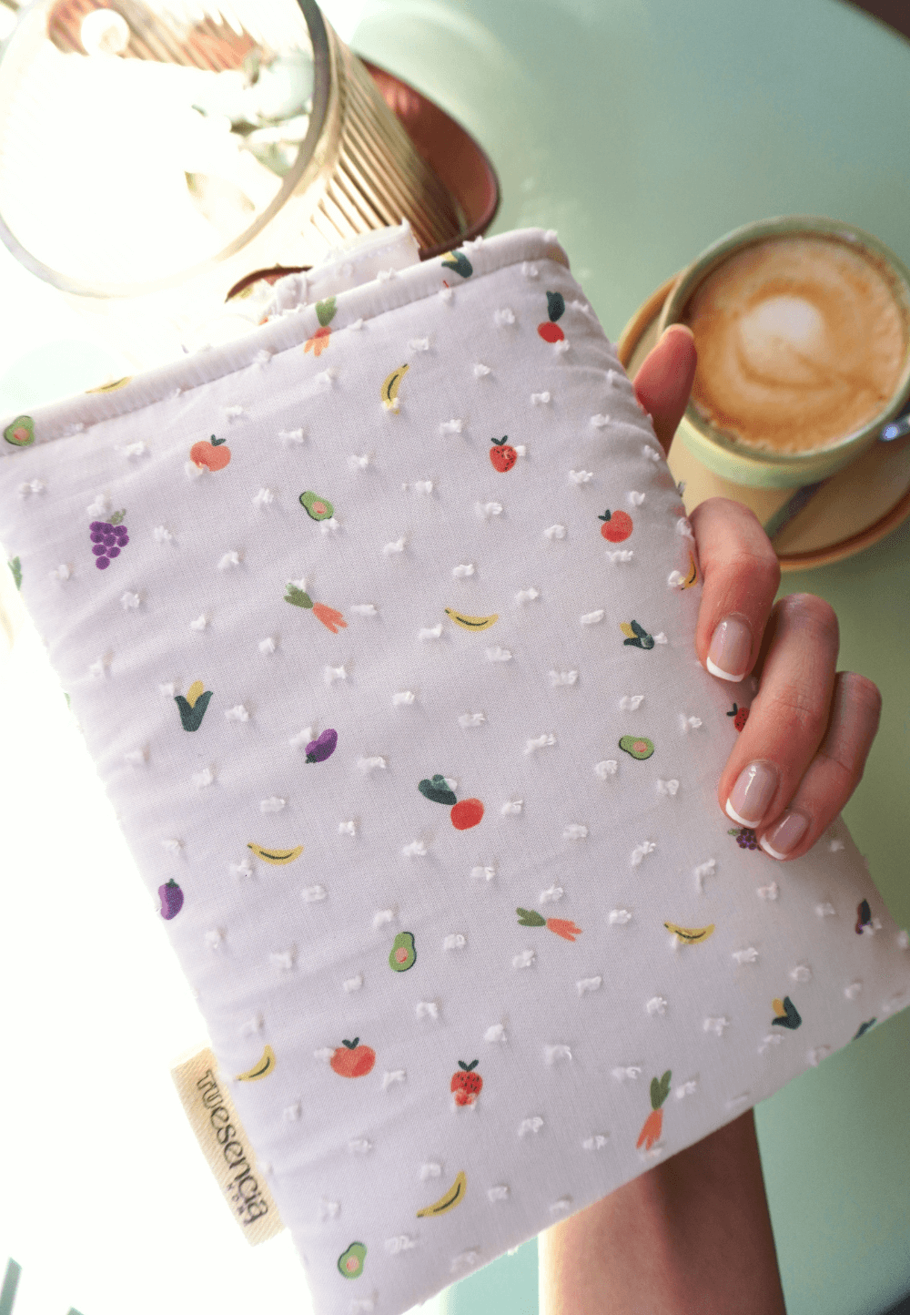 divertida funda de ebook paperwhite con frutas en tonos lilas y rojos, acolchada e impermeable