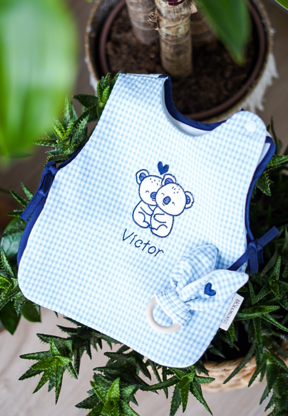 Pack regalo bebé personalizado en Azul Koalas: Camiseta-babero + mordedor