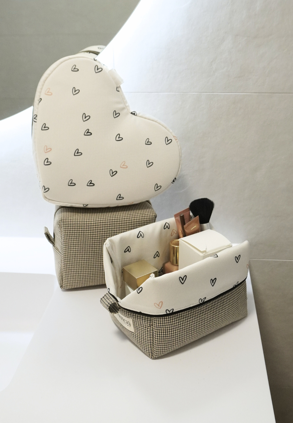 Cesto organizador y neceser (2 en 1) impermeable beige con corazones personalizable