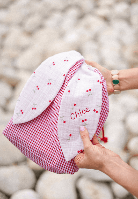 Bolsa de merienda roja con estampado cerezas rojas, vichy rojo e impermeable interior