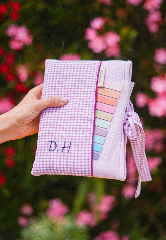 Funda personalizada para libro de bolsillo Lavander Vichy con diseño romántico, artesanal y acolchado, ideal para libros favoritos.