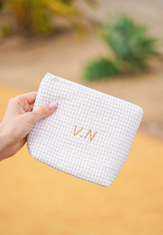 Neceser beige Vichy personalizado con iniciales, perfecto para cosmética y esenciales básicos